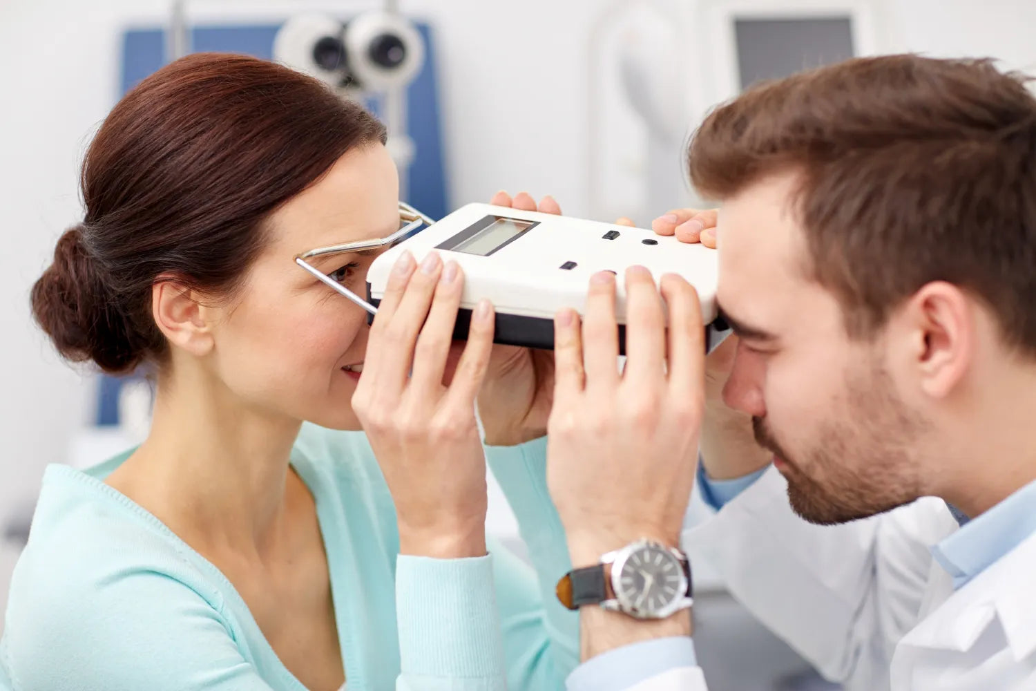 How to Measure Your P.D. Pupillary Distance at Home - Glazzers How to measure pupillary distance