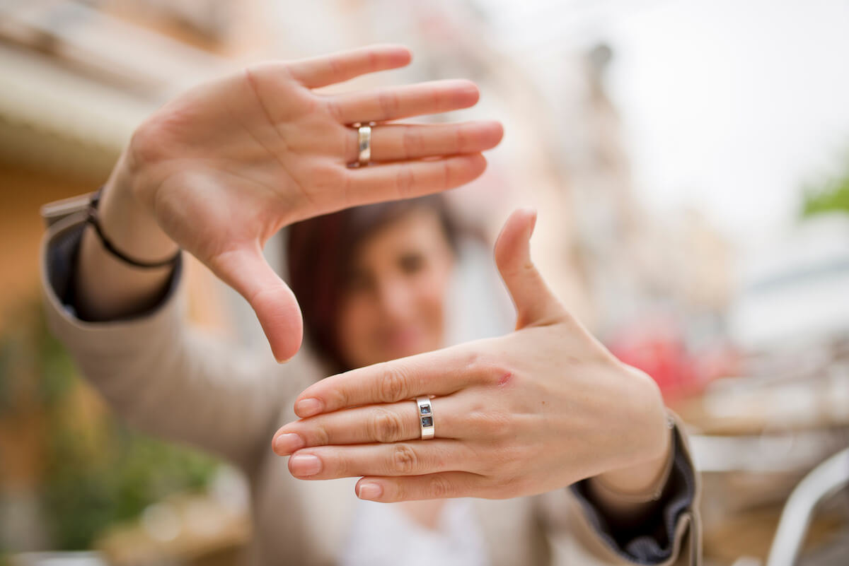 Depth perception: woman doing the frame symbol