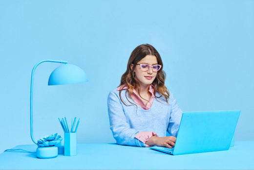 Anti fatigue glasses: woman using a laptop