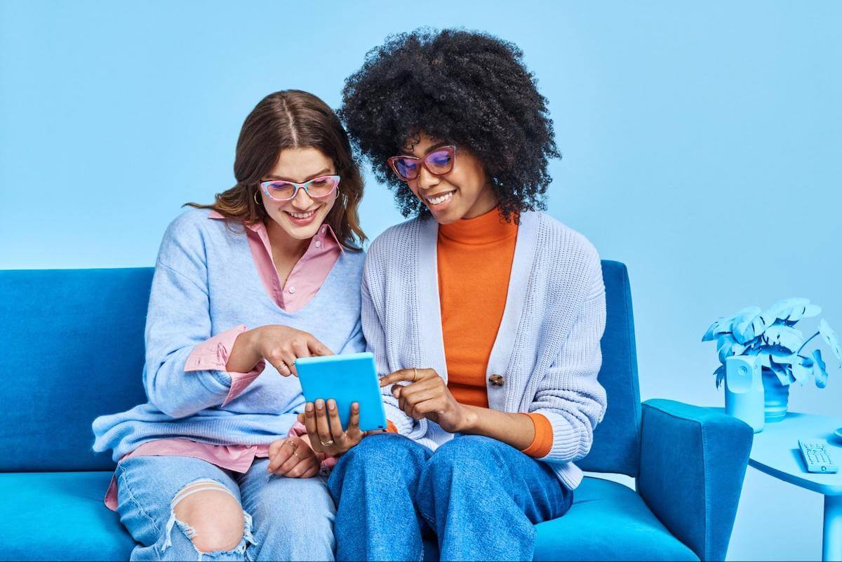 Reading glasses for women: women using a tablet