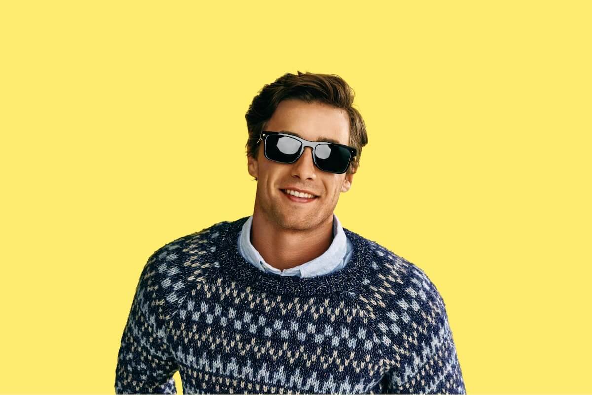 Prescription sunglasses for men: person wearing a pair of black sunglasses