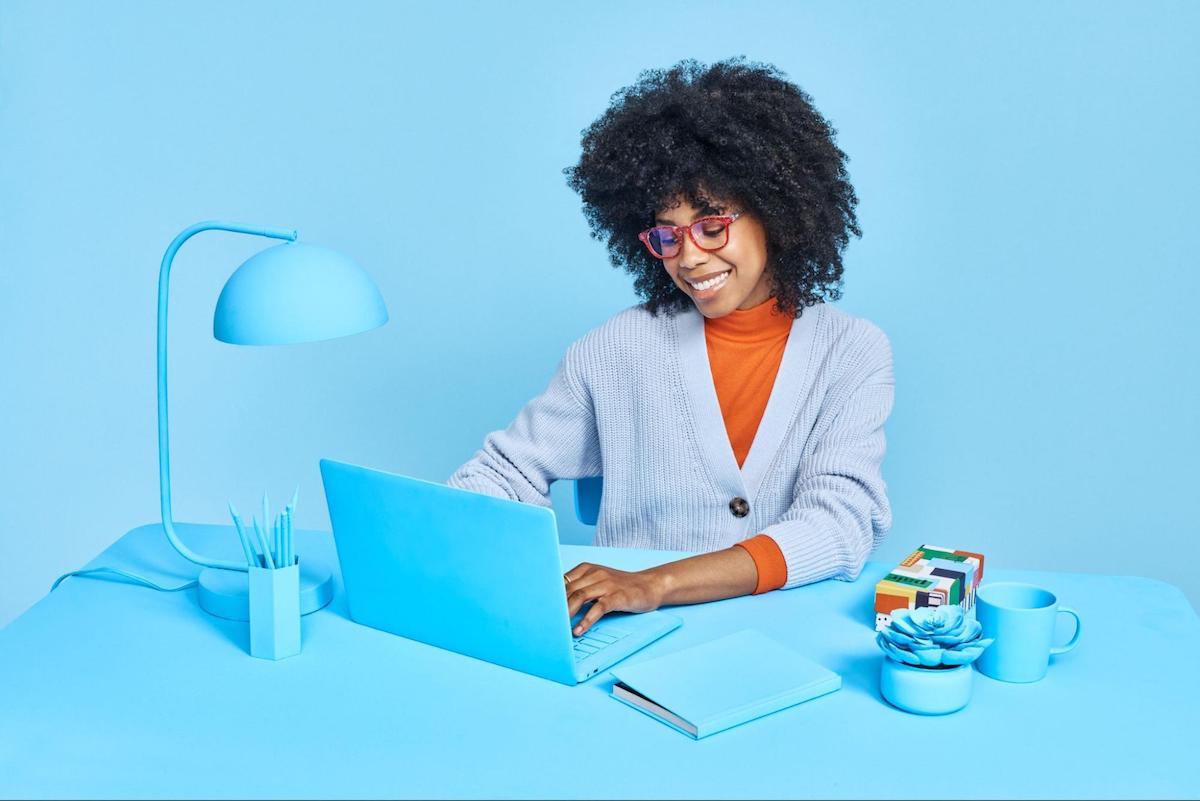 Blue light glasses benefits: woman using a laptop