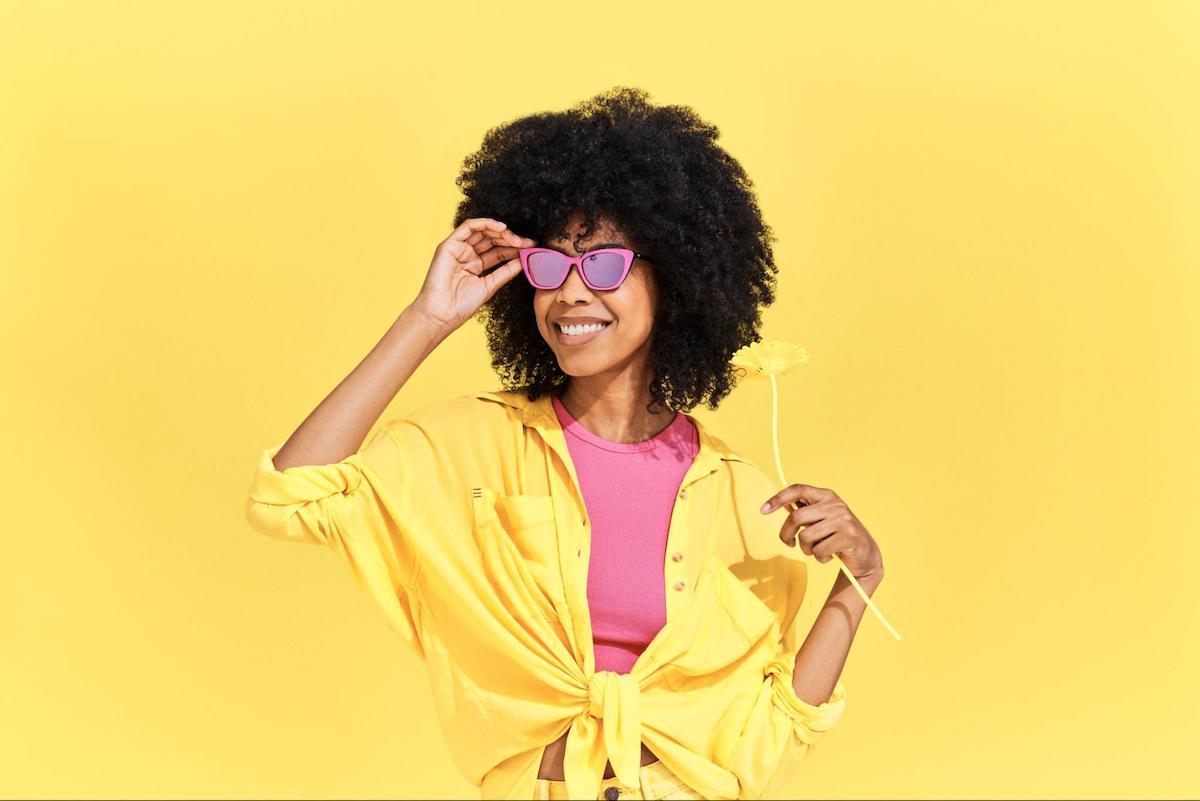 Woman wearing a pair of pink reflective sunglasses